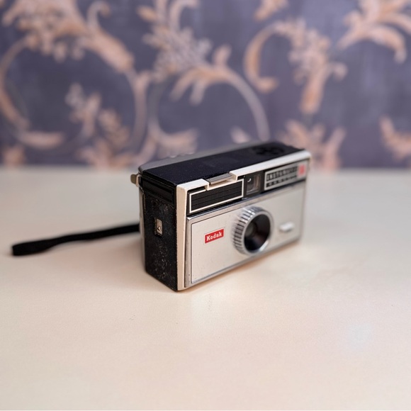 Kodak Other - Vintage Estate 1960's Kodak Instamatic 104 Camera with Wrist Strap UNTESTED